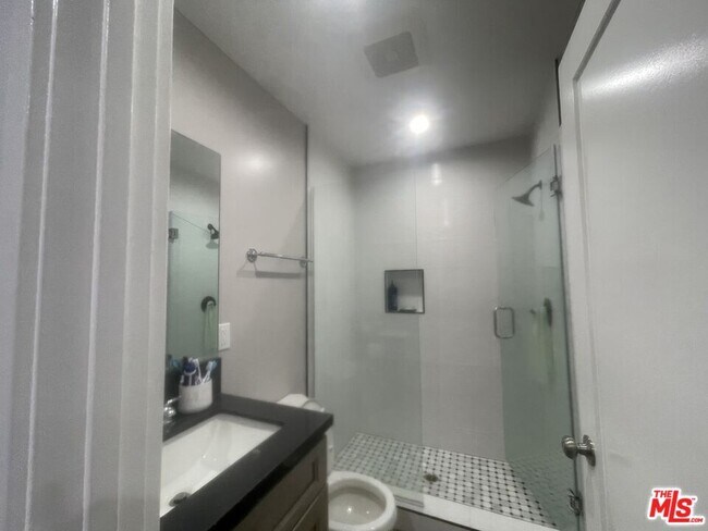 Foto del edificio - 6204 Mayfield Ave