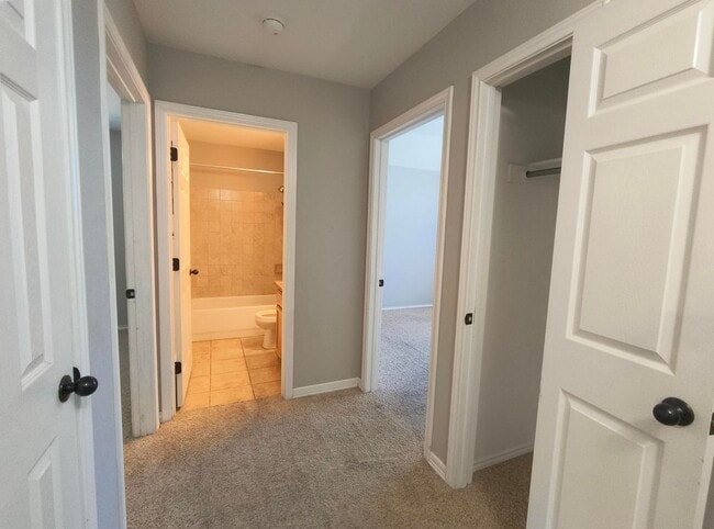 Building Photo - Beautiful 3 bedroom and 2 bath in a Quiet Cul-de-Sac in the Bluffs!