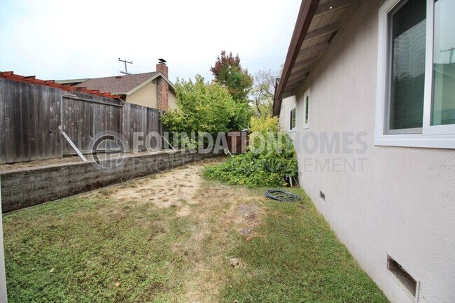 Foto del edificio - 599 Tamarack Dr