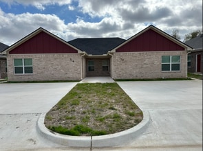 Building Photo - 114-114 Vitava Dr