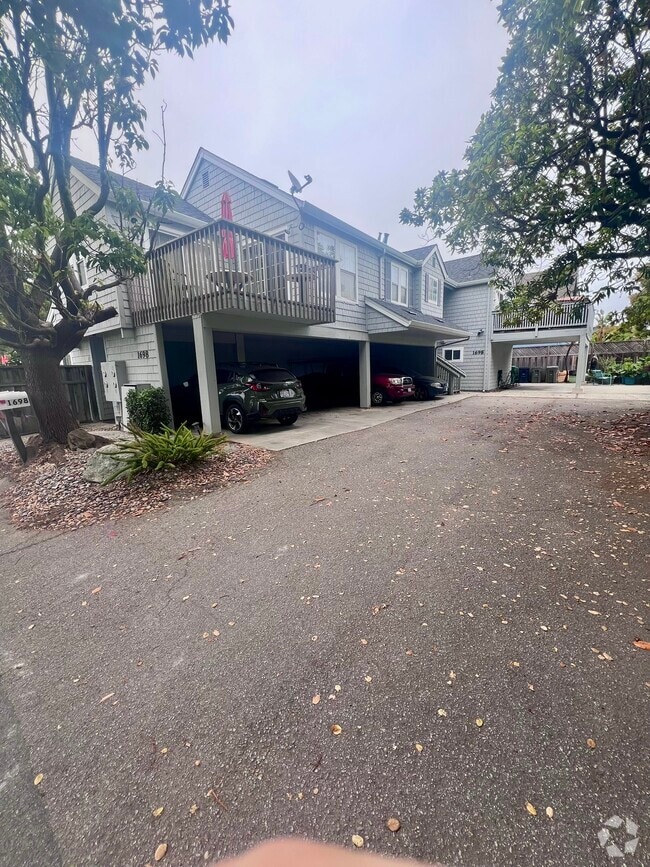 Building Photo - 1698 47th Ave