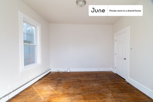 Building Photo - Private bedroom in 3 bed/1 bath Home