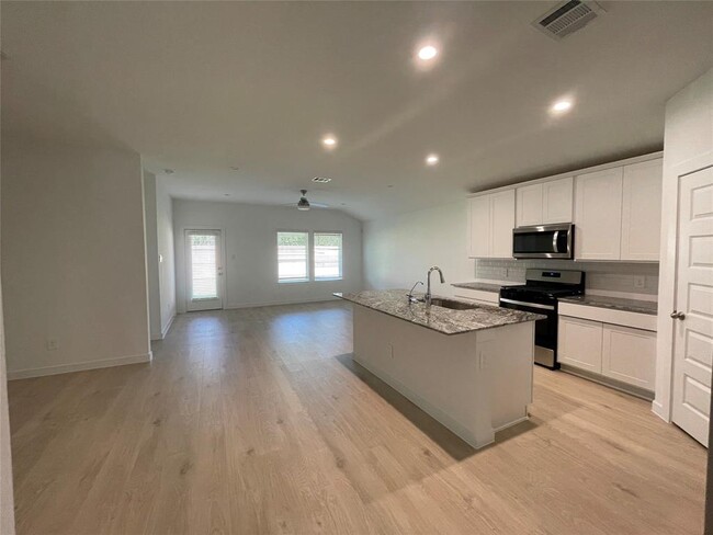 Building Photo - 4930 Edgewood Dr