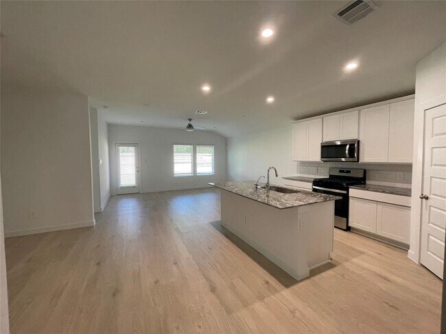 Foto del edificio - 4930 Edgewood Dr