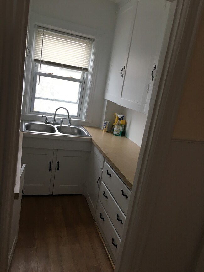 Alacena - 1172 N Main St