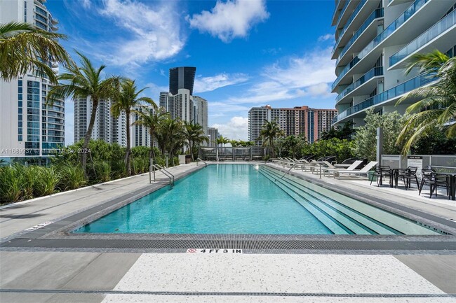 Foto del edificio - 17550 Collins Ave