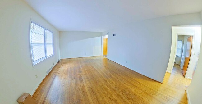 Foto del edificio - 3D Tour Available - Fenced-in yard + Washer & Dryer + Big Bedrooms! Available August 1st!