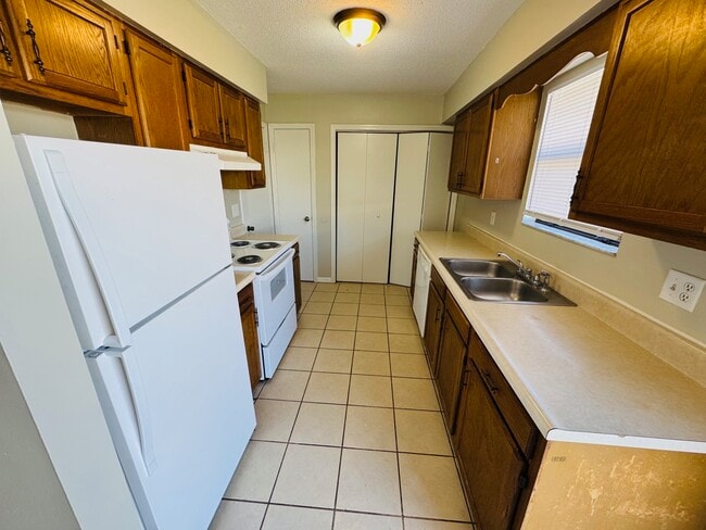 Building Photo - 3851 NW Archer St