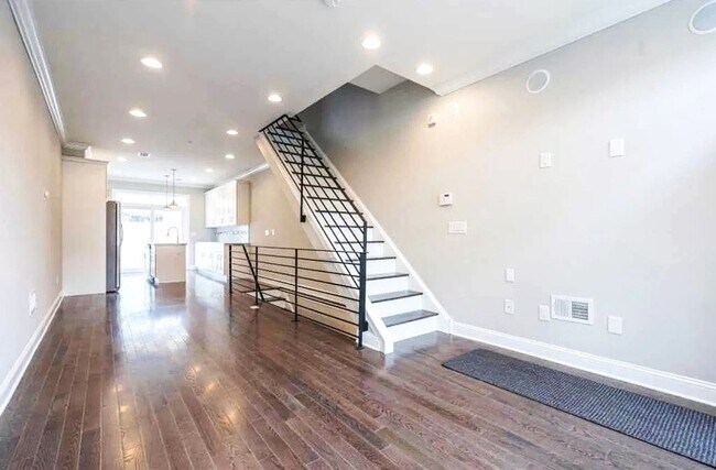 Foto del edificio - Gorgeous 3-Bedroom Townhome with Finished Basement and Rooftop Deck! Available mid-June!
