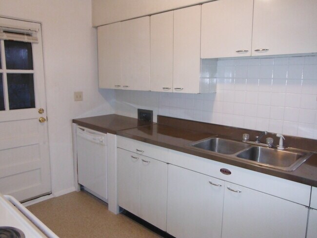 Large Kitchen - 500 Remington St