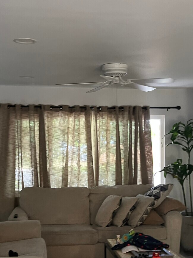 Foto del edificio - 5806 Claremont Ave