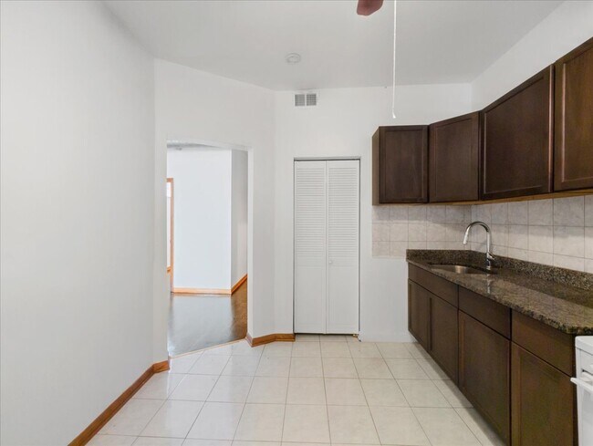 Foto del edificio - 3133 W Augusta Blvd