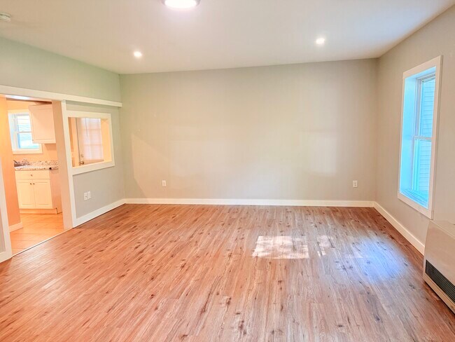 Foto del edificio - 2046 Hartford Ave.