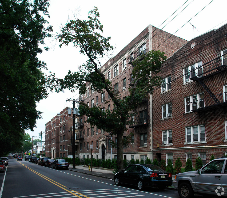 Building Photo - Evelyn Arms