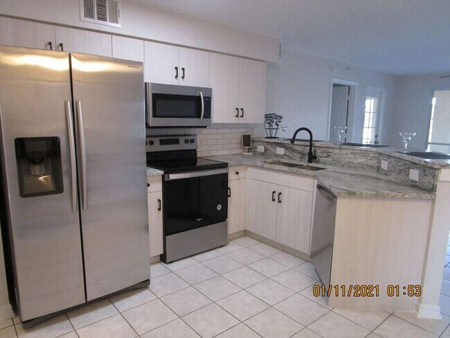 Building Photo - 909 SW 47th Terrace