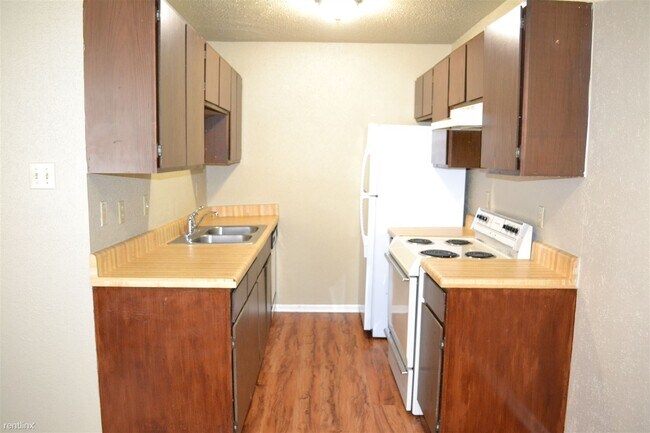 Building Photo - 2 br, 1 bath 4plex - 1528 Pine Ridge Dr A