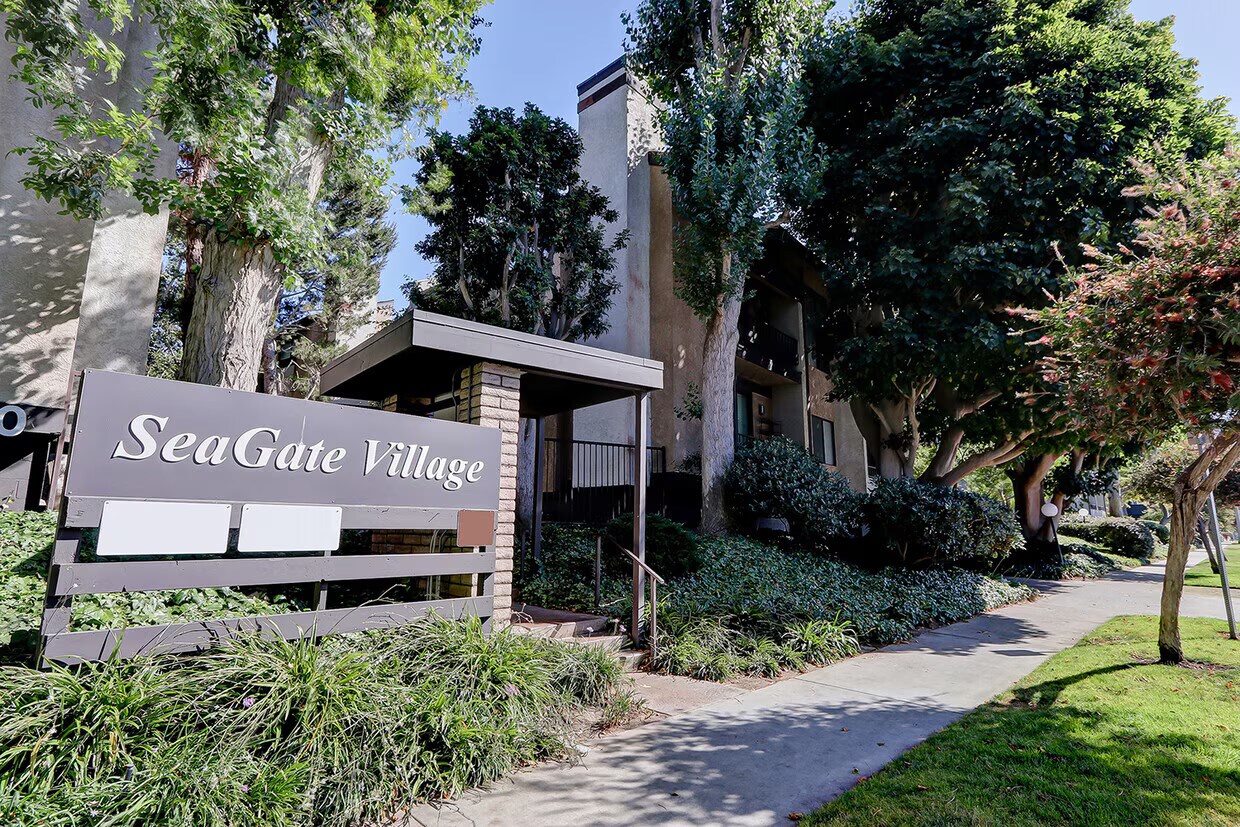 Foto principal - 8675 Falmouth Ave