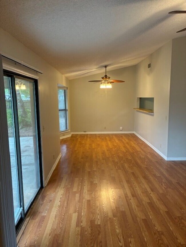 Foto del edificio - 114 N Woodvalley Dr