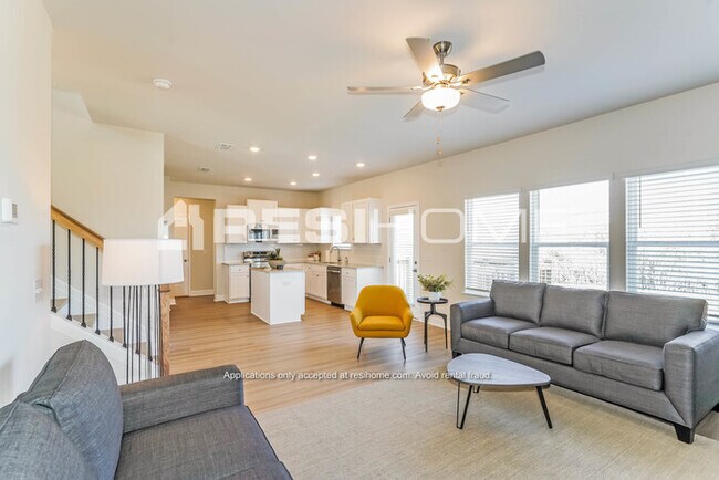 Building Photo - 900 Juniper Ln