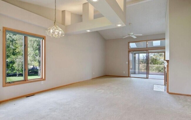 Foto del edificio - 520 Deer Ridge Ln S