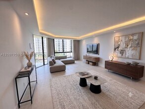 Building Photo - 520 Brickell Key Dr
