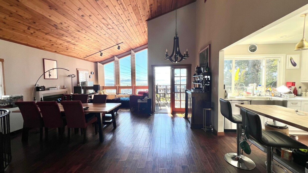 Primary Photo - Charming Brown Shingle Home 3bd 2.5ba Nest...