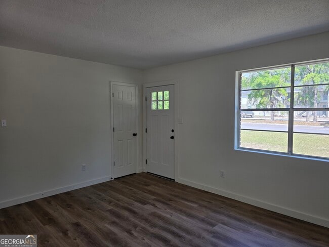 Foto del edificio - 309 E 3rd St