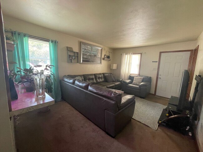 Foto del edificio - 2 BED / 1 BATH DUPLEX