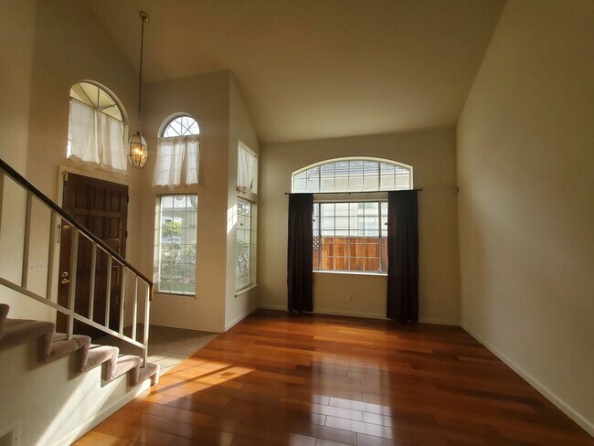 Foto del edificio - Beautiful Spacious 2 Story 4 Bed/2.5 Bath Home For Rent in Fremont, Ca.!!!