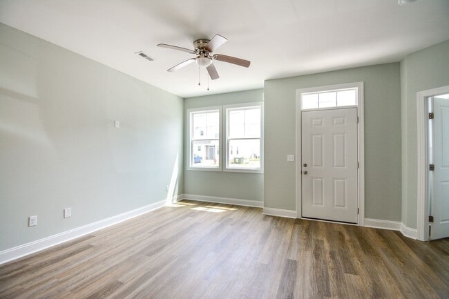 Foto del edificio - New END UNIT Townhome with Pond View and D...