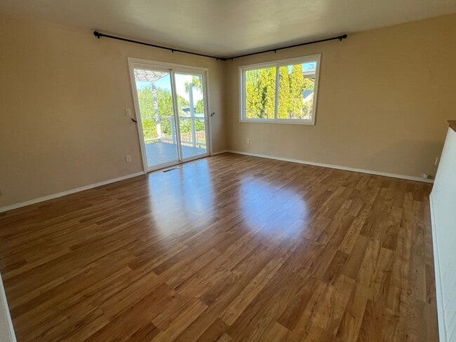 Foto del edificio - Spacious 3 bed/2 bath home with RV/Boat parking, shop and storage shed, a/c, deck with VIEWS and ...