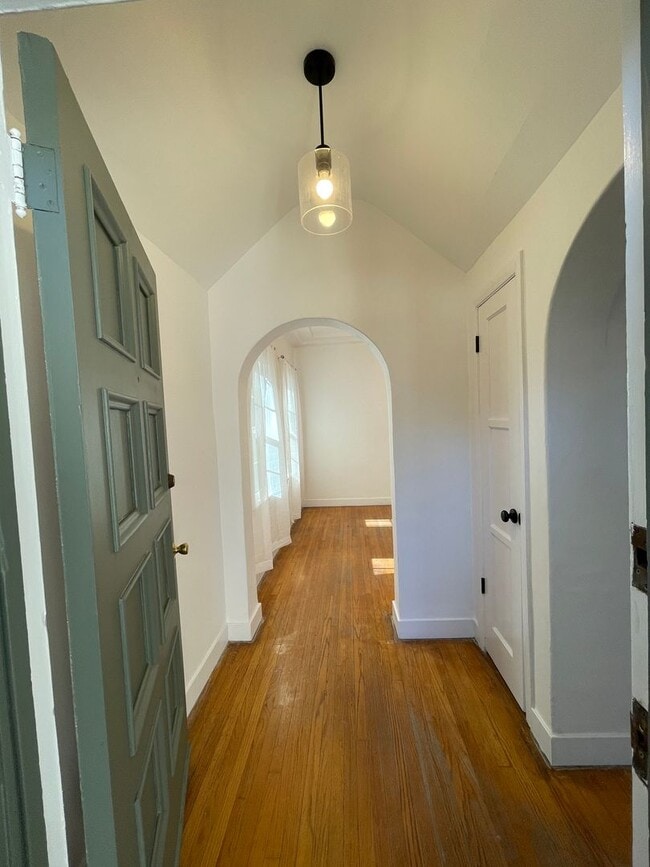 Building Photo - 1811