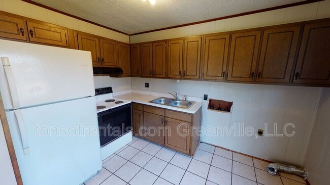 Building Photo - 218 Oakway Ave