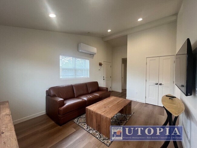 Foto del edificio - 1bed/1bath Unit - Right Off the Freeway of Prospect Heights