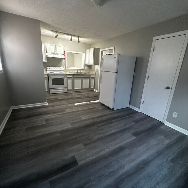 Building Photo - 1 WEEKS FREE OFF OF THE 1ST FULL MONTHS RENT