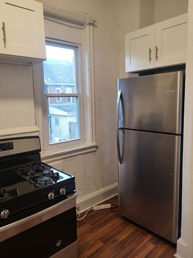 Building Photo - Available July 5, 2026! Spacious 4 bedroom/2 bath in Oakland - Close to Pitt Campus!