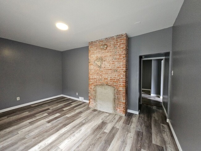 Foto del edificio - Spacious 5 bedroom 1.5 bathrooms for rent ...