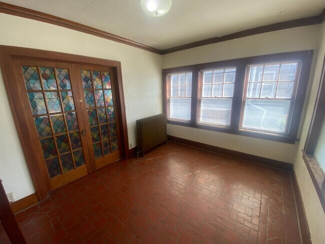 Building Photo - Massive 4 Bedroom, 2 Bath Brick Home