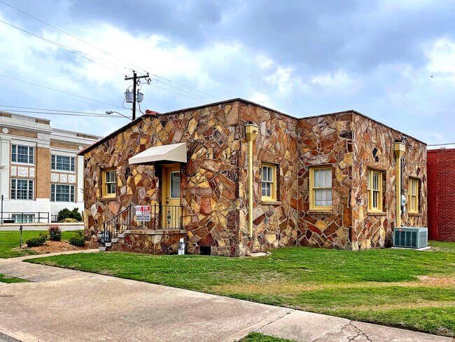 Building Photo - 106 E Kaufman St