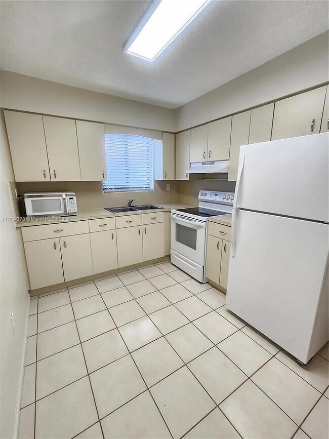 Building Photo - 9253 SW 39th St