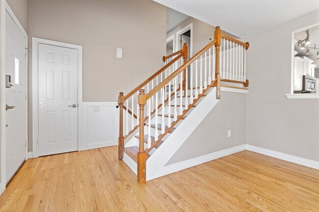 Foto del edificio - 3 Bed 2 Bath Home with HUGE Yard Available...
