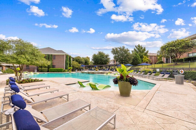 Building Photo - MAA Lowes Farm