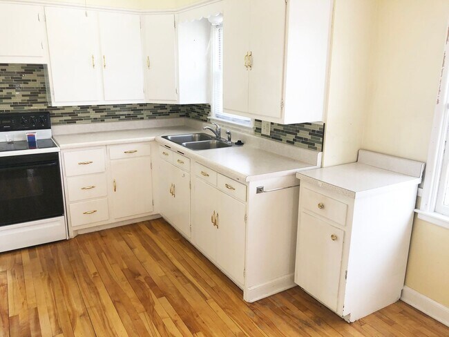 Foto del edificio - 2 BR Ranch Style Home with Fenced-in Back Yard & 1-Car Detached Garage