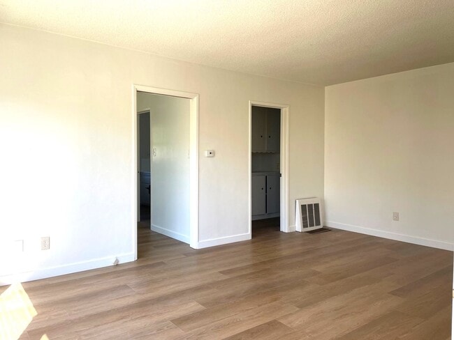 Building Photo - 468