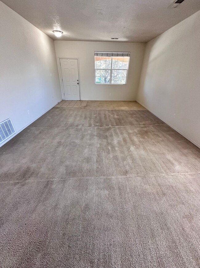 Building Photo - Stunning 3 bed, 2.5 bath, 2575 sq ft home ...