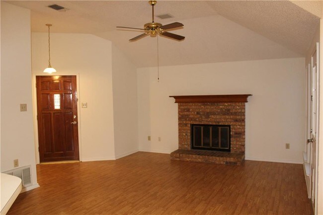 Foto del edificio - 2109 Peakwood Dr