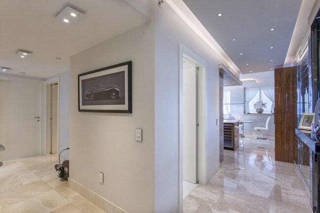 Building Photo - 5875 Collins Ave