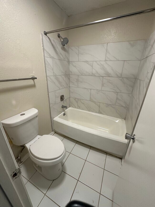 Foto del edificio - 3350 Heathstead Pl