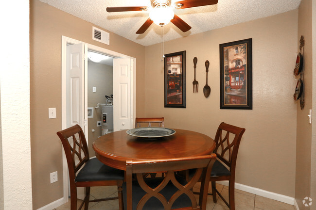 1BR, 1BA - 696SF - Dining Area - Solare Apartment Homes