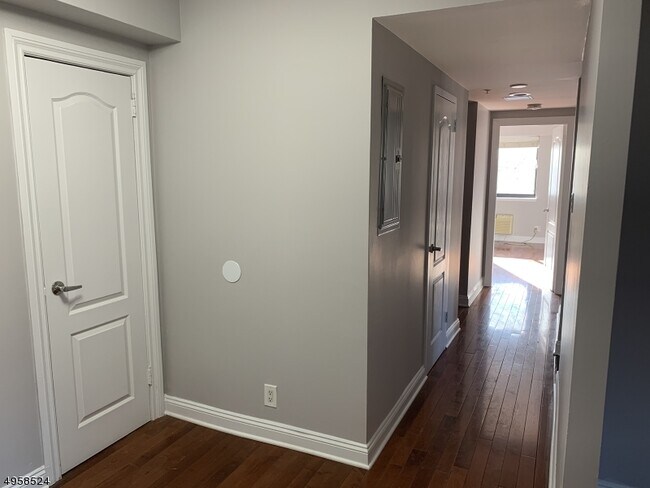 Foto del edificio - 60 Parkway Dr